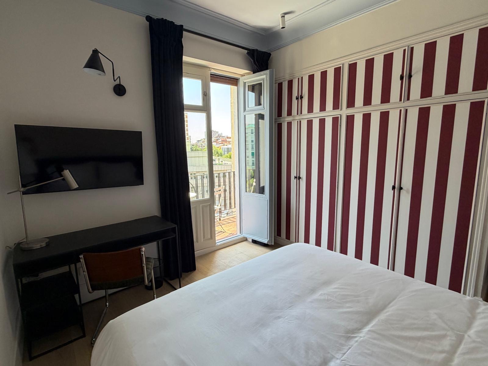 Habitación 1 con armario de rayas y balcón